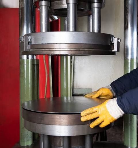 A Comprehensive Guide to Hydraulic Presses, Their Features, Operation & Applications
