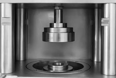 Complete Guide to Hydraulic Presses: Features, Working, Types & Industrial Uses
